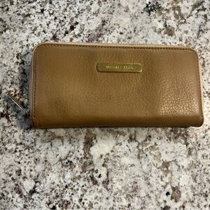 MICHAEL KORS WOMENS BEIGE LEATHER MEDIUM WALLET ZIP AROUND 4” X 8”